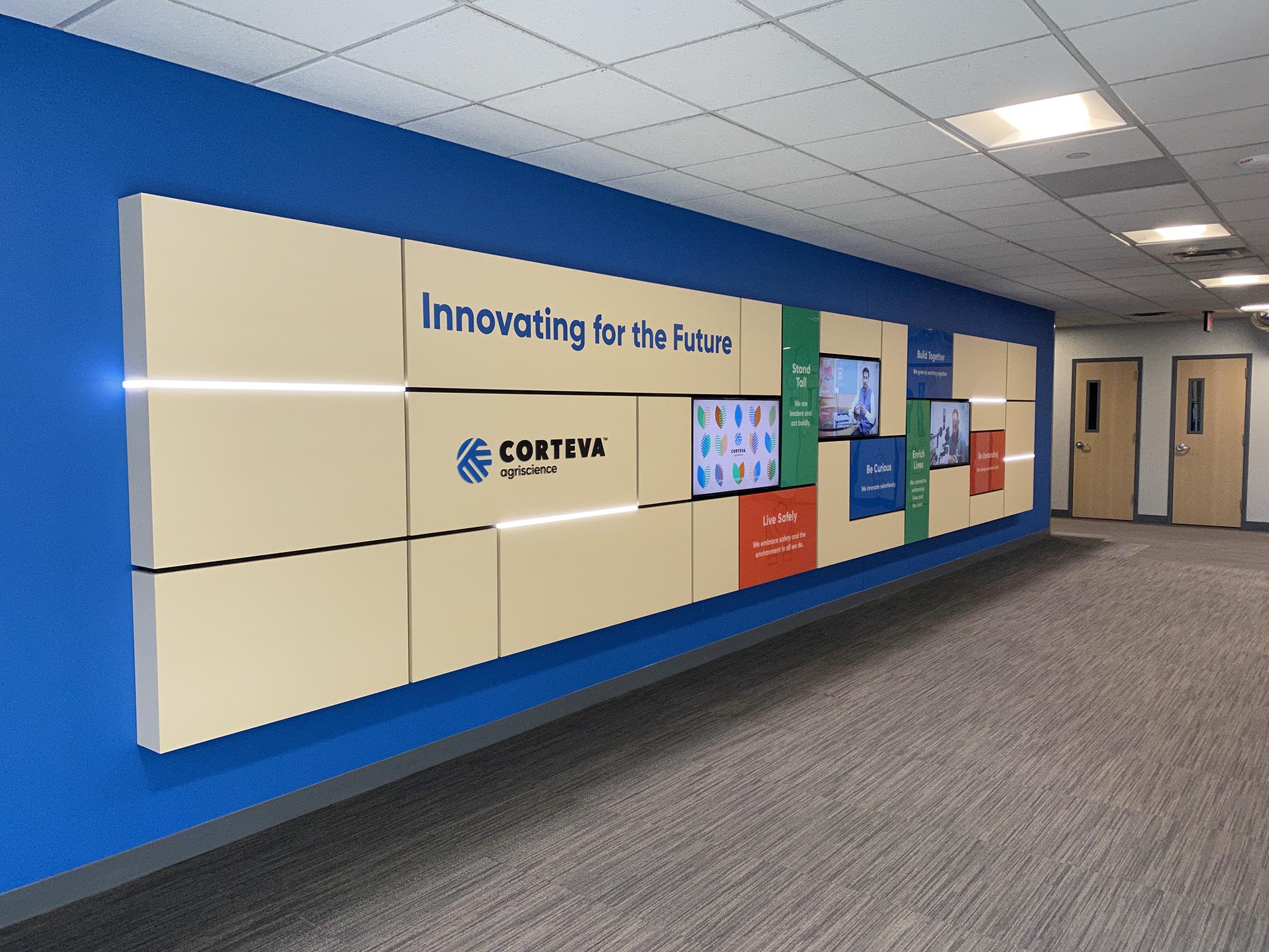 LongEmployeeHall[55]